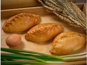 Пирожок с зеленым луком и яйцом